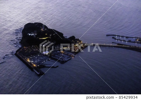 Aerial view of Enoshima at night 85429934