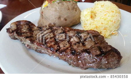 在美國關島的一家餐廳吃牛排 85430358