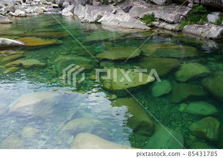 日本三重縣魚堀溪日本領先的透明度,銚子川上游,清澈的溪流,河流遊樂場 日本三重縣魚堀溪日本領先的透明度,銚子川上游,清澈的溪流,河流遊樂場 85431785