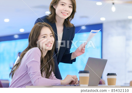 Young woman having a meeting Young woman having a meeting 85432110