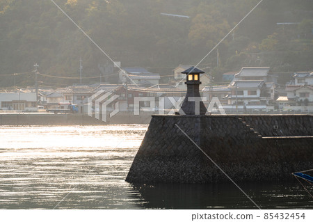 《Hiroshima Prefecture》 Morning scenery of Shimo-kamagari Island and Sanose 85432454