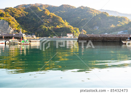 《Hiroshima Prefecture》 Morning scenery of Shimo-kamagari Island and Sanose 《Hiroshima Prefecture》 Morning scenery of Shimo-kamagari Island and Sanose 85432473