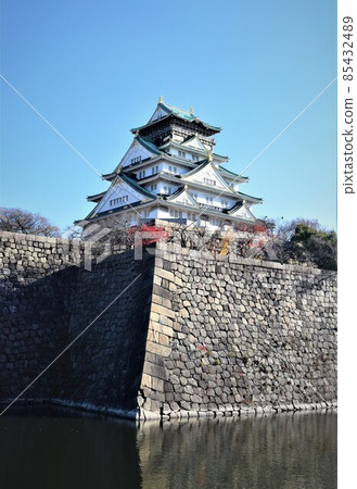 [垂直] 高聳於石牆之上的大阪城天守閣 85432489