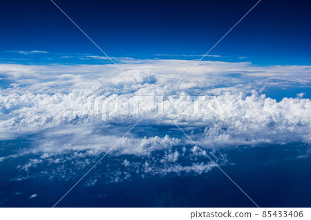 在雲層之上 在雲層之上 85433406