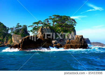 Kitayamazaki Cliff Cruise-Torii of Bentenzaki facing the sea and the scenery of the rushing waves-Tohoku, Iwate Prefecture, Tanohata Village (2) Kitayamazaki Cliff Cruise-Torii of Bentenzaki facing the sea and the scenery of the rushing waves-Tohoku, Iwate Prefecture, Tanohata Village (2) 85433996