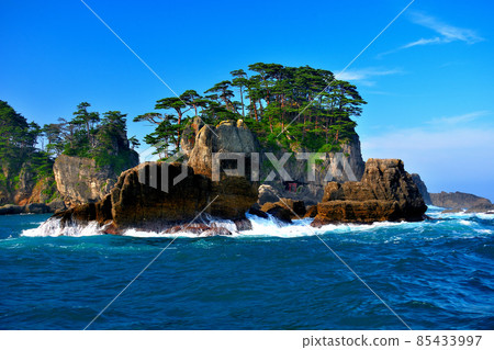 Kitayamazaki Cliff Cruise-Torii of Bentenzaki facing the sea and the scenery of the rushing waves-Tohoku, Iwate Prefecture, Tanohata Village (3) 85433997