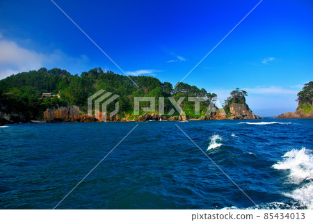 Kitayamazaki Cliff Cruise ・ Large panorama of Bentenzaki lined with strange rocks seen from the sea ・ Tohoku ・ Iwate Prefecture ・ Tanohata Village (1) Kitayamazaki Cliff Cruise ・ Large panorama of Bentenzaki lined with strange rocks seen from the sea ・ Tohoku ・ Iwate Prefecture ・ Tanohata Village (1) 85434013