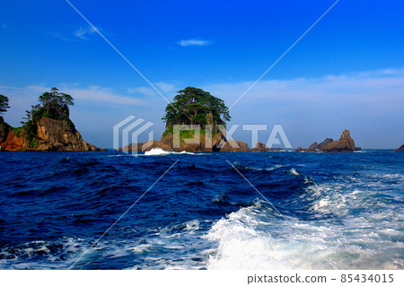 北山崎懸崖巡遊・從海上看到的奇石林立的弁天崎大全景・東北・岩手縣・田畑村 (3) 北山崎懸崖巡遊・從海上看到的奇石林立的弁天崎大全景・東北・岩手縣・田畑村 (3) 85434015