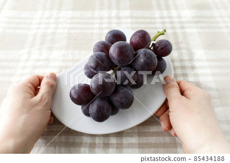 一串葡萄和一隻女手 85434188