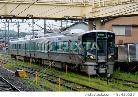 227系列車在和歌山縣田邊市紀伊田邊站停靠 227系列車在和歌山縣田邊市紀伊田邊站停靠 85436528