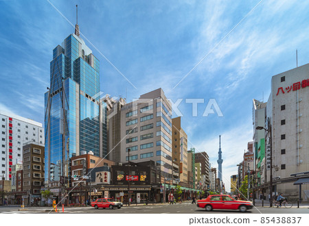 [Tokyo / Asakusa] A taxi crossing the intersection of Raimon-dori and the Tokyo Sky Tree in the background. 85438837