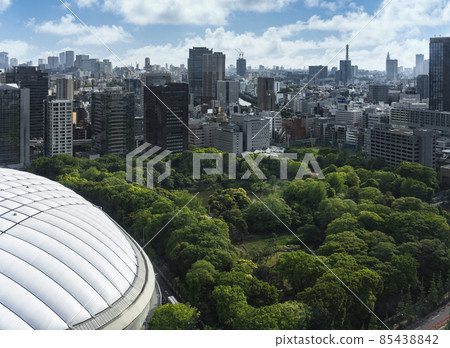 [Tokyo Korakuen] A bird's-eye view of Koishikawa Korakuen surrounded by skyscrapers and Tokyo Dome Stadium. 85438842