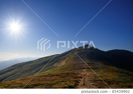 通往谷川山脈和太魚山的山脊和黃昏的太陽 85439902