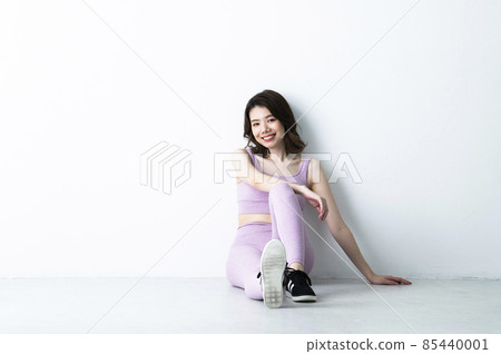 Women's sports training portrait smile looking at the camera 85440001