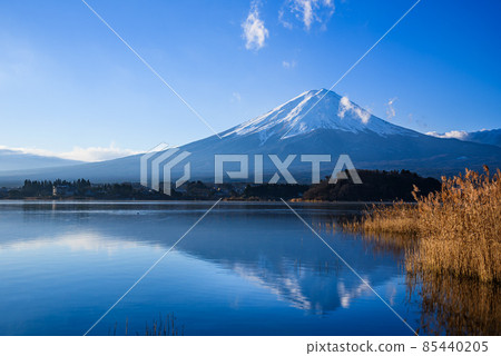 Clear sky and upside down view of Mt. Fuji, Lake Kawaguchi 85440205
