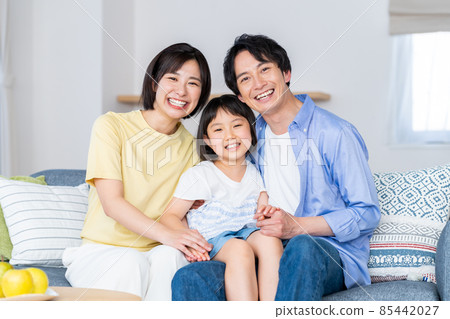 年輕的家庭在客廳放鬆 年輕的家庭在客廳放鬆 85442027