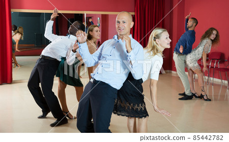 People dancing rock-and-roll in pairs 85442782