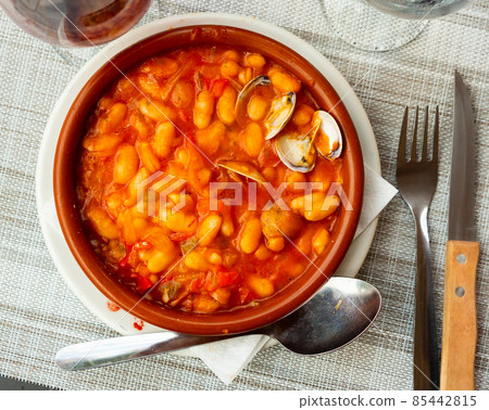 Stewed white beans with clams, spanish cuisine Stewed white beans with clams, spanish cuisine 85442815