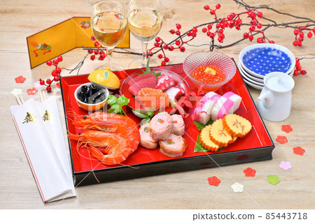 兩個人的新年新年菜餚形象。舒淇的餐桌。新式 osechi 菜餚,osechi 菜餚。 兩個人的新年新年菜餚形象。舒淇的餐桌。新式 osechi 菜餚,osechi 菜餚。 85443718