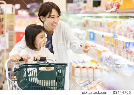 Parents and children shopping at the supermarket 85444706