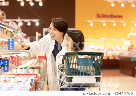 Parents and children shopping at the supermarket 85444709
