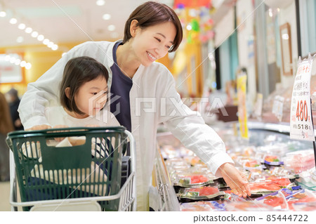 Parents and children shopping at the supermarket 85444722