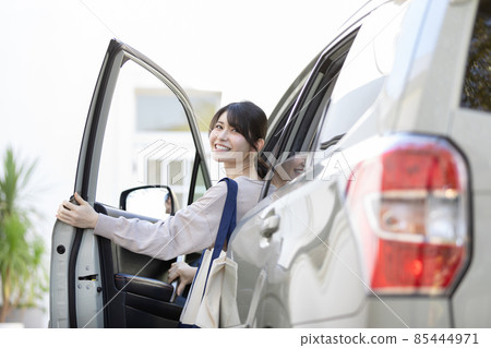 Woman going shopping 85444971