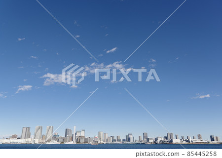 從海岸、芝浦區港區都立芝浦南風都公園眺望彩虹橋和台場 從海岸、芝浦區港區都立芝浦南風都公園眺望彩虹橋和台場 85445258
