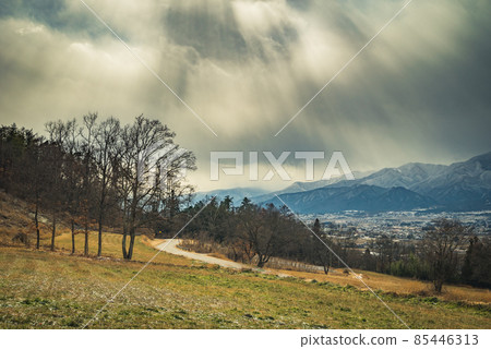 Shower of light pouring into Azumino [Ikeda-cho, Kitaazumi-gun] 85446313