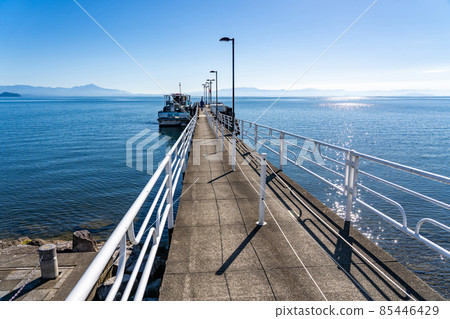 早上前往滋賀縣高島市今津港碼頭琵琶湖竹福島的渡輪平台 早上前往滋賀縣高島市今津港碼頭琵琶湖竹福島的渡輪平台 85446429