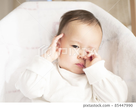 半個寶寶揉眼睛 85447990
