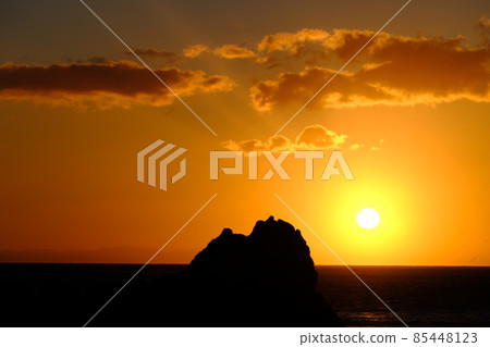 Morning on the Nakabayashi coast that shines orange Morning on the Nakabayashi coast that shines orange 85448123