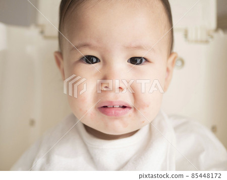 半個寶寶嘴裡有濕疹的圖片 85448172