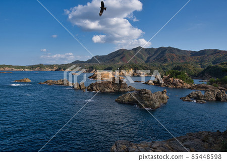 Blue sky, sea and coastal scenery 85448598