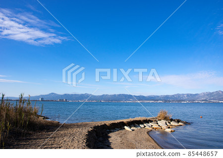 從琵琶湖岸邊往琵琶湖大橋方向的風景 從琵琶湖岸邊往琵琶湖大橋方向的風景 85448657