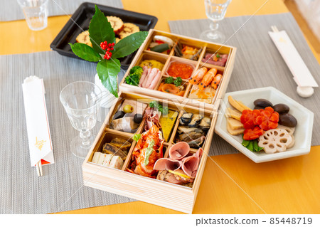 西式新年菜餚的雙層餐桌佈置 85448719