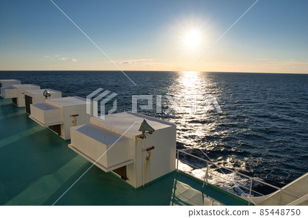 渡輪甲板上的藍天和海景 85448750