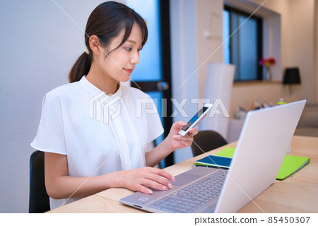 操作計算機和智能手機的女性 操作計算機和智能手機的女性 85450307