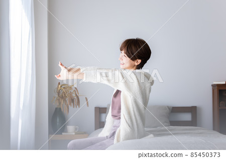 一個女人伸出她的手臂 85450373