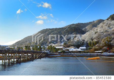 Kyoto Arashiyama and Togetsu Bridge, which were lightly dressed with snow on New Year's Day 2022, are wonderful. 85451580