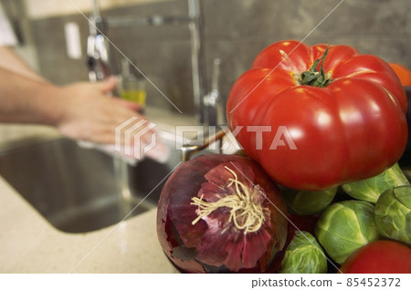 Washing vegetables 85452372