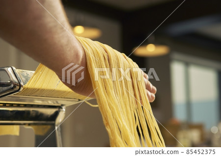 Raw spaghetti 85452375