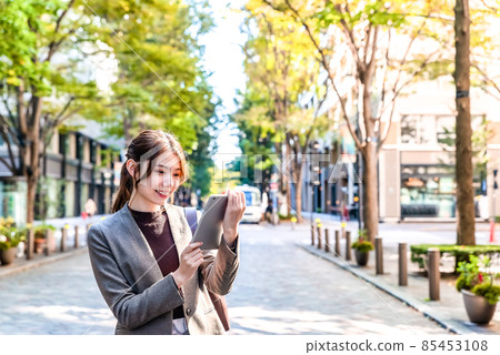 在東京丸之內經營平板電腦的年輕女商人 85453108