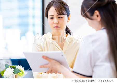 Young woman consulting at an esthetic salon 85453820