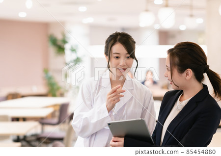 Female doctor and business woman Female doctor and business woman 85454880