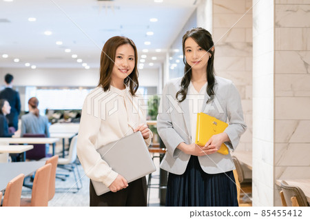 Business woman working in the office 85455412