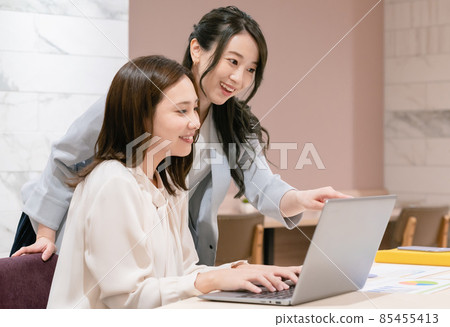 Business woman working in the office 85455413