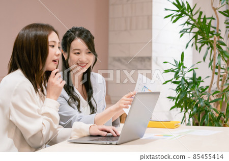 Business woman working in the office Business woman working in the office 85455414