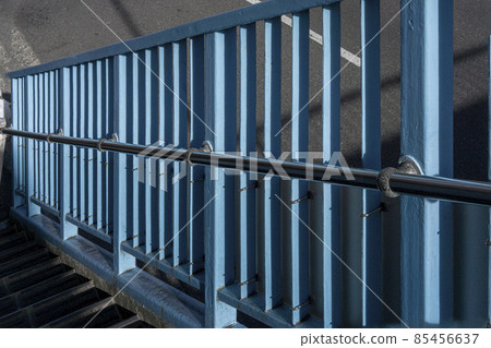 港區古河橋人行天橋閃亮的藍色柵欄 85456637