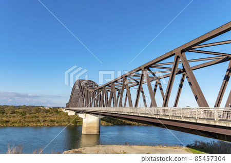 Blue sky and bridge 85457304